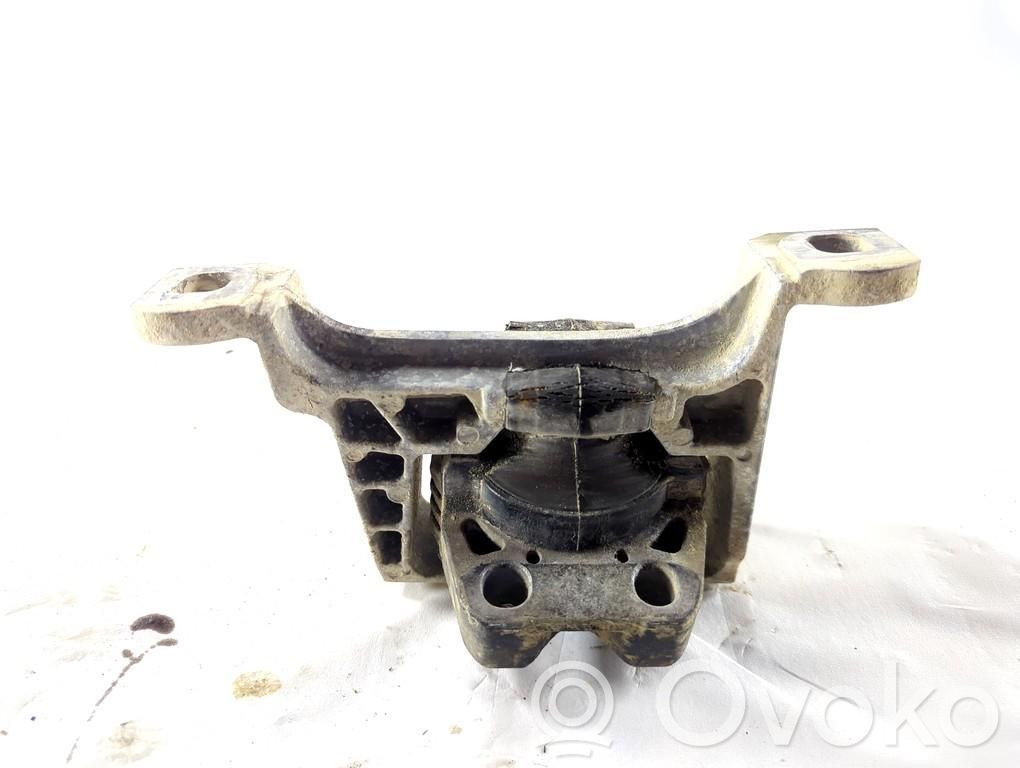 Ford Focus Engine mounting bracket 
