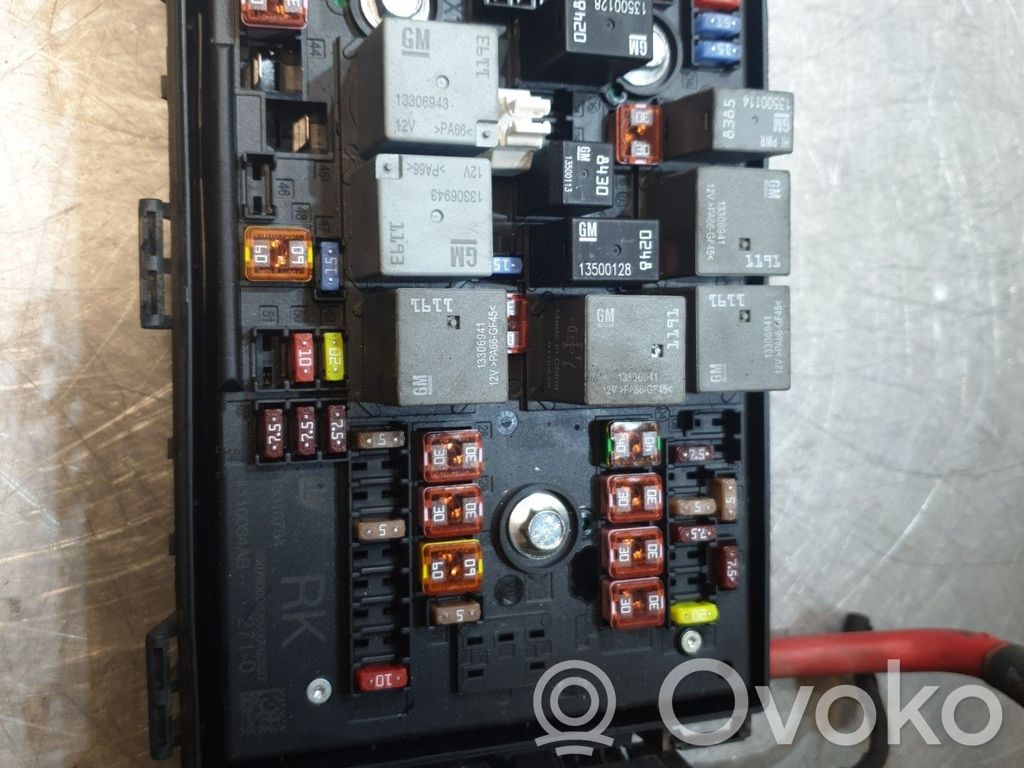 Opel Astra J Fuse module 