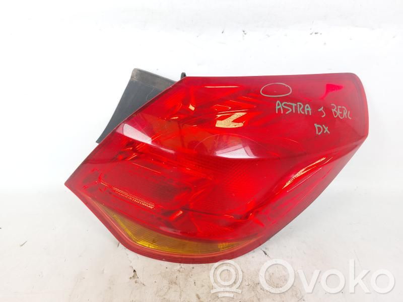 Opel Astra J Aizmugurējais lukturis virsbūvē 