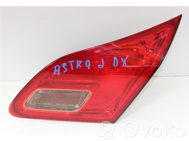 Opel Astra J Aizmugurējais lukturis virsbūvē 