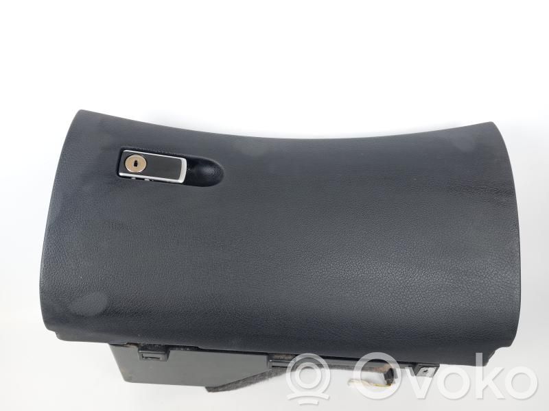 Mercedes-Benz E W213 Hansikaslokero 