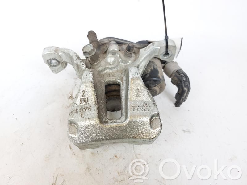 Toyota Yaris XP210 Zacisk hamulcowy przedni 