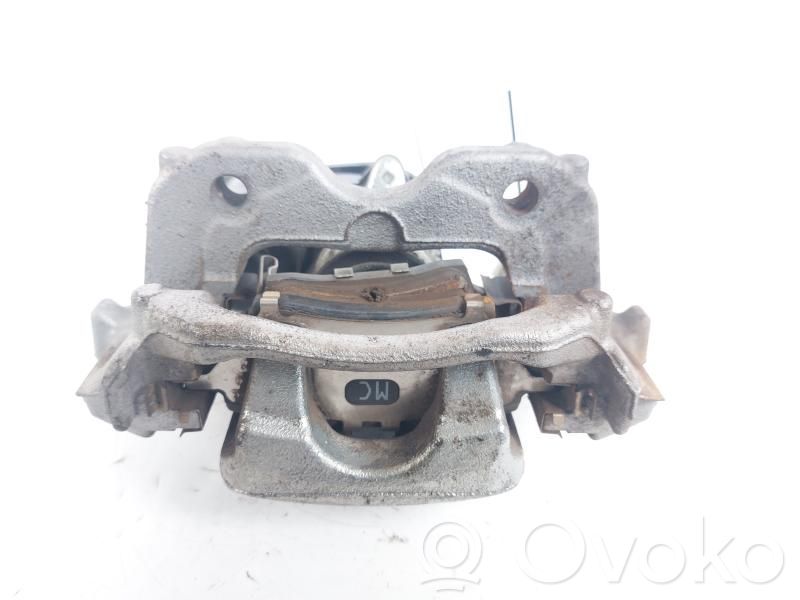 Toyota Yaris XP210 Zacisk hamulcowy przedni 