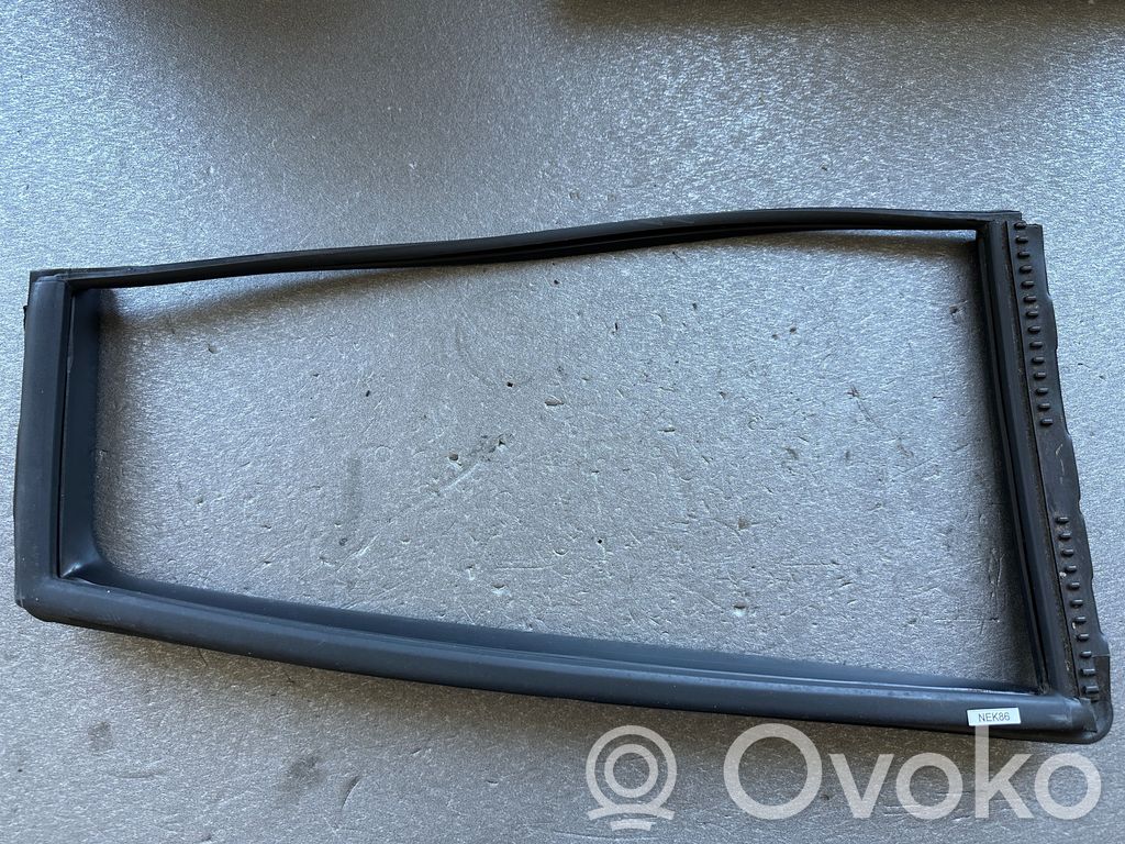 Nissan Patrol Y61 Wykończenie tylnej szyby 