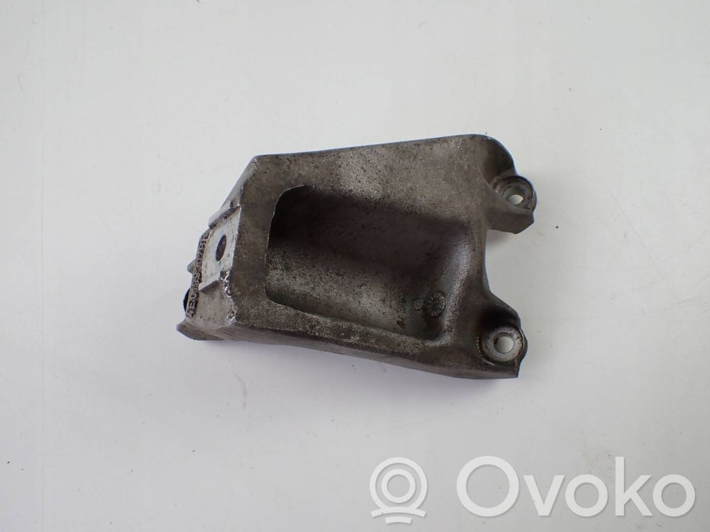 Audi A8 S8 D3 4E Engine mounting bracket 