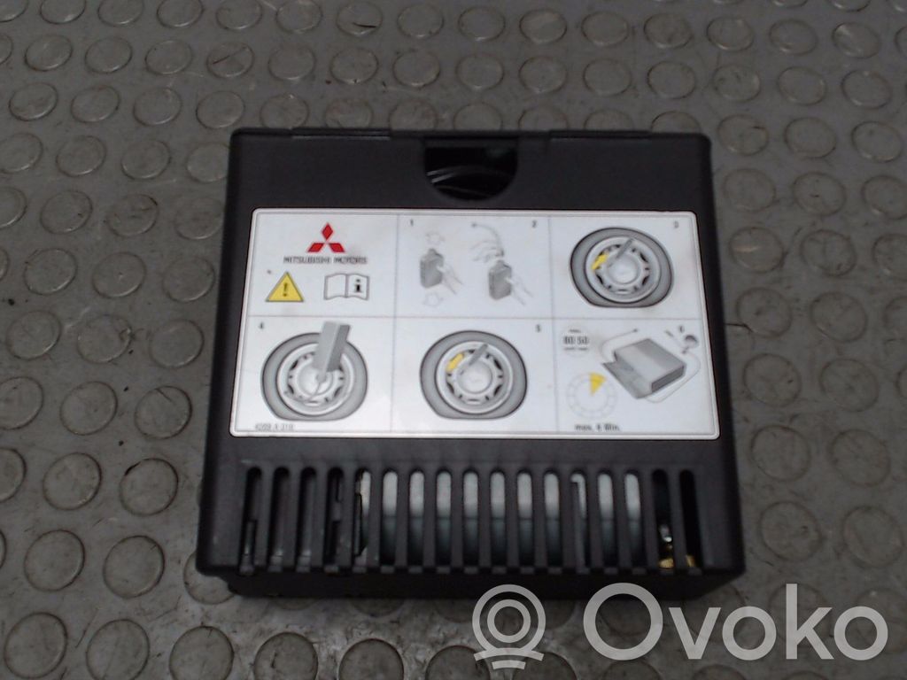 Mitsubishi Colt Bordwerkzeug Satz Set 