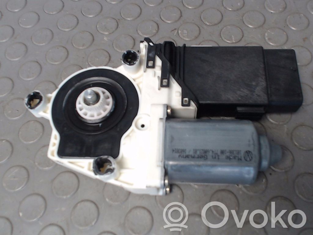 Volkswagen Golf IV Motorino alzacristalli della portiera anteriore