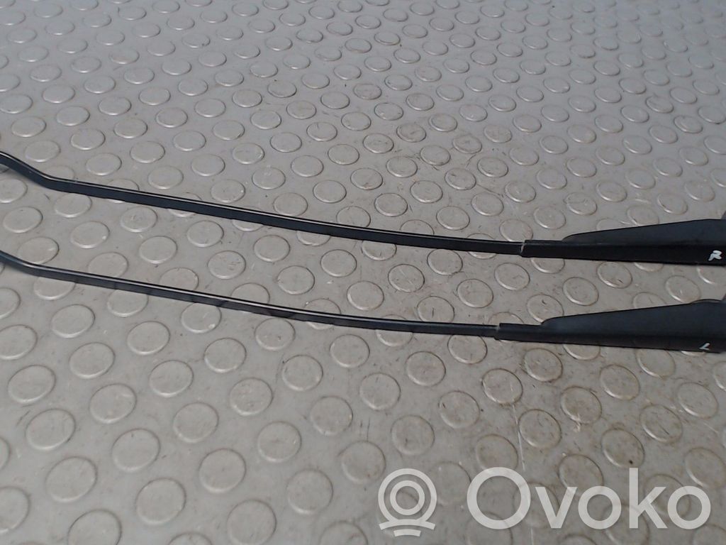 Opel Corsa B Front wiper blade arm 