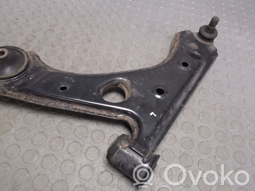 Opel Corsa D Dolny wahacz przedni 