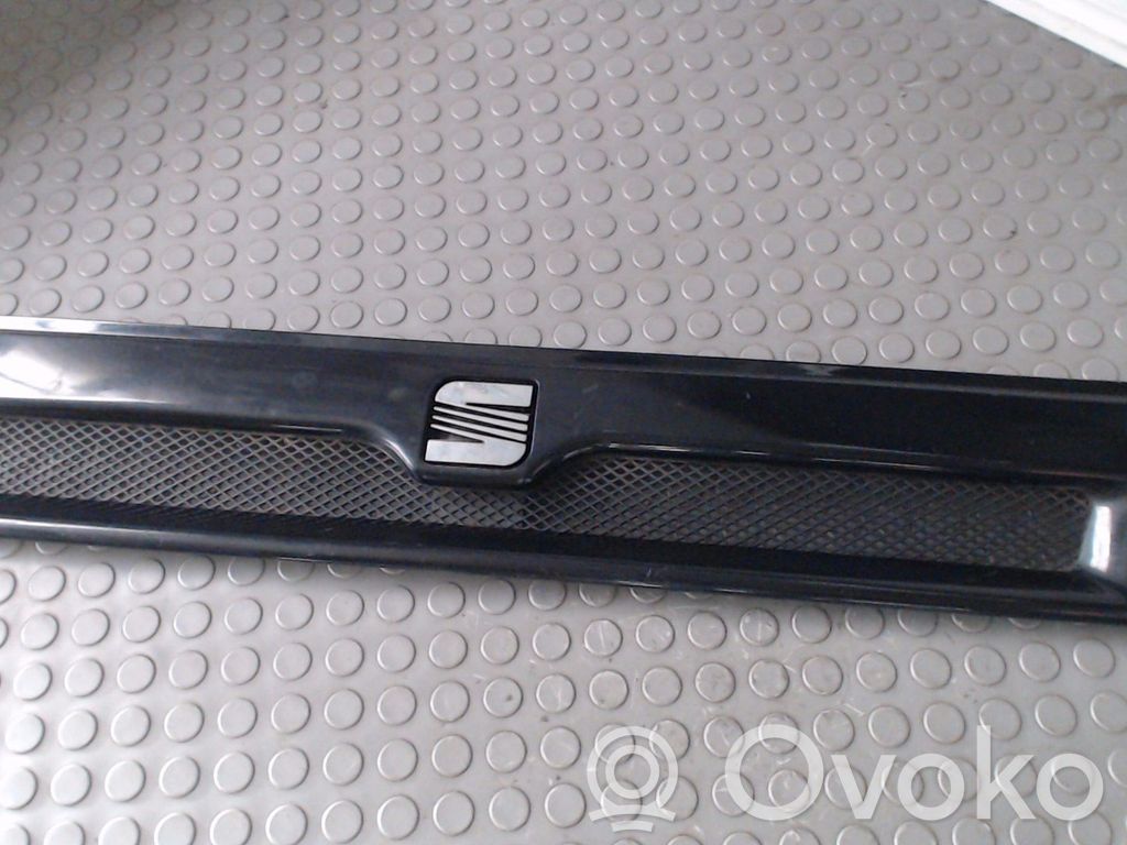 Seat Ibiza I (021A) Atrapa chłodnicy / Grill 