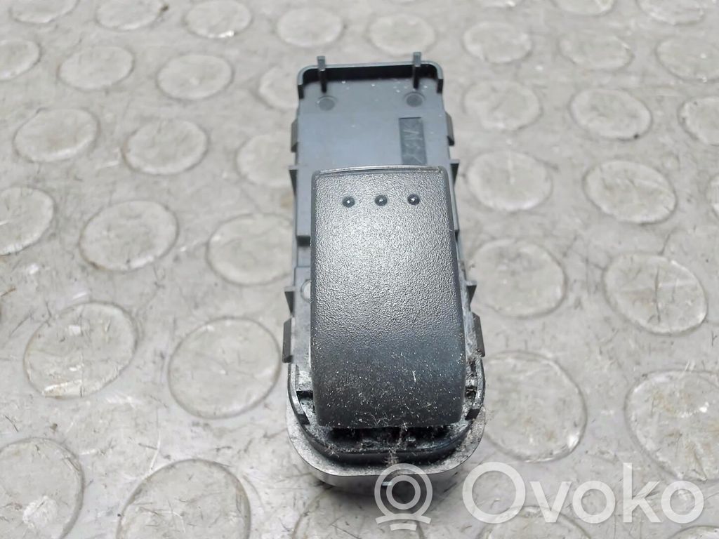 Electric window control switch   CC3366370A,CC3366370