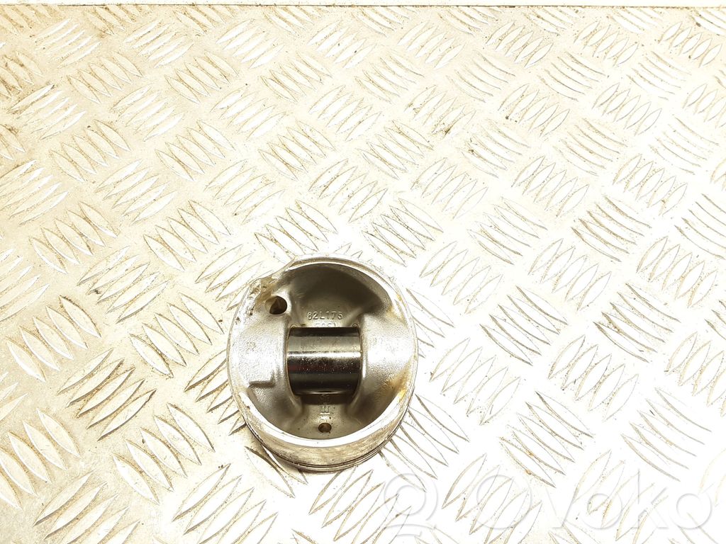 Volvo V40 Piston 