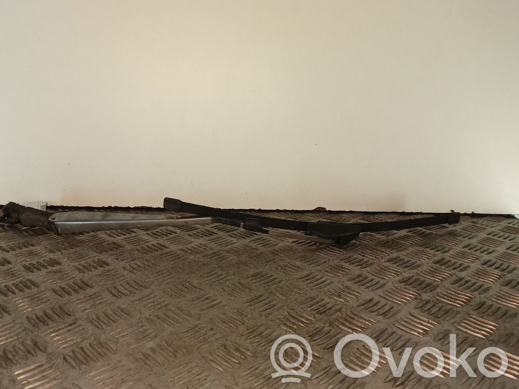 Nissan Sunny Priekinio stiklo valytuvų kojelė 