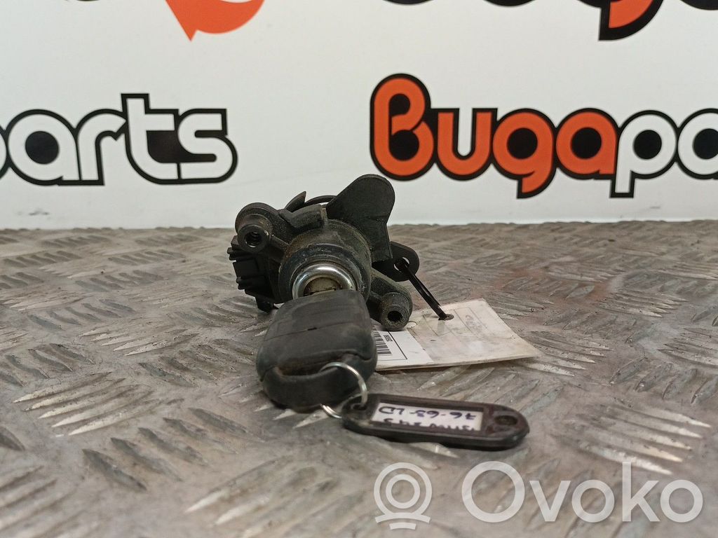 Tailgate lock latch   8196052