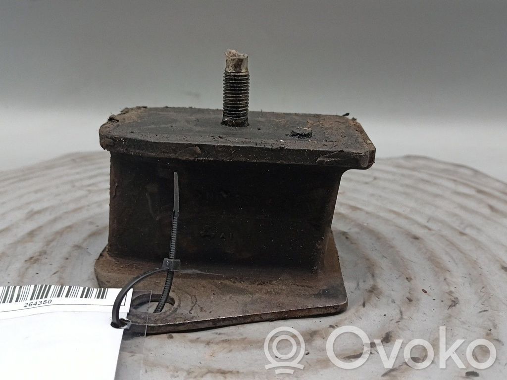 Engine mount bracket   MR210868,MOTOR4D56