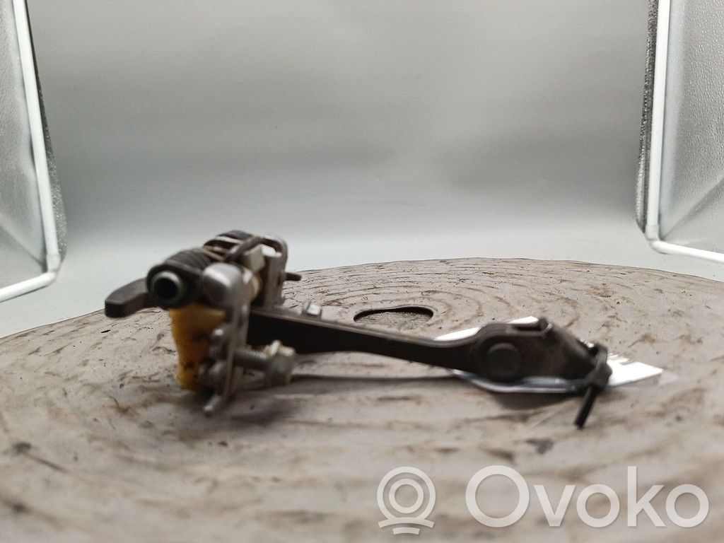 Etuoven pidätin   824306303R,824300397R,TRASEIROESQUERDO