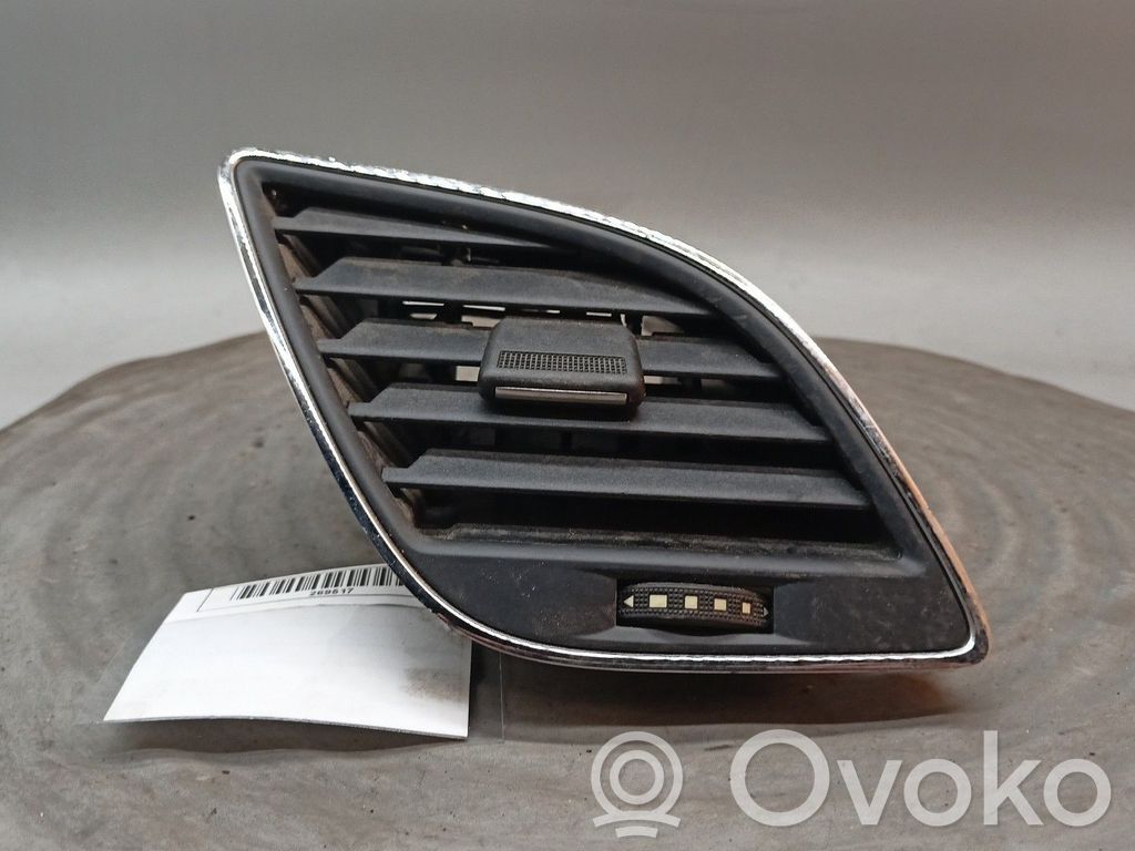 Grille d'aération centrale   5F1820902,08438005