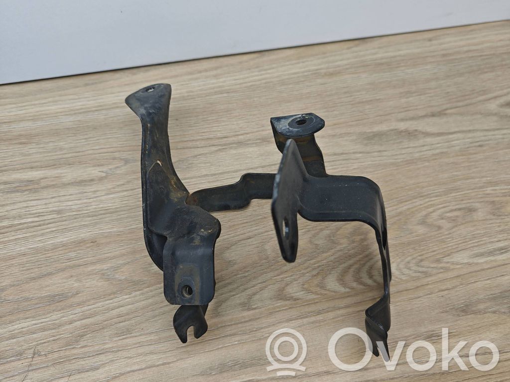 Ohjaustehostimen pumpun kannake   31317375,A0025478,C6S4B