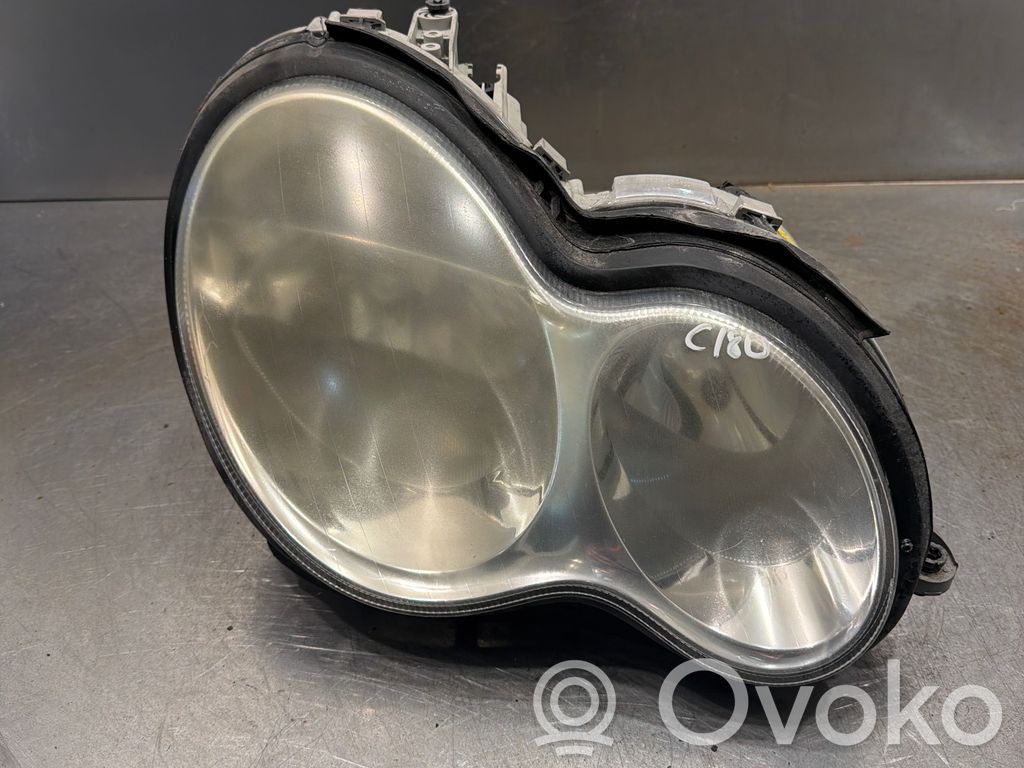 Mercedes-Benz C W203 Lampa przednia 