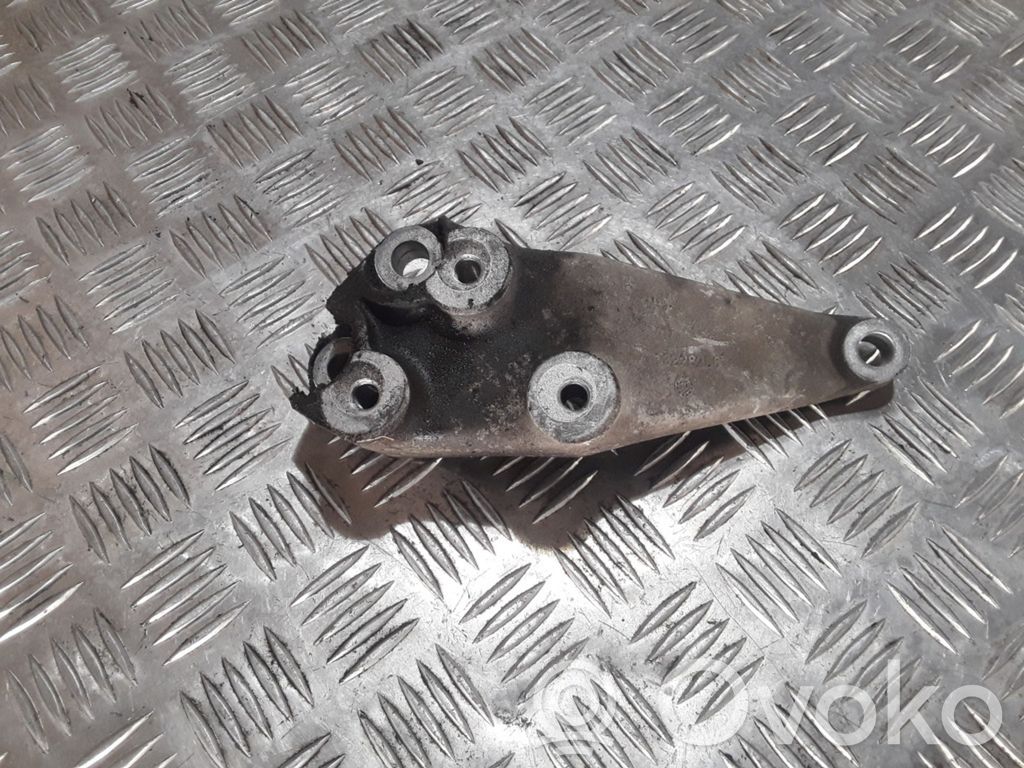 Opel Insignia A Engine mounting bracket 