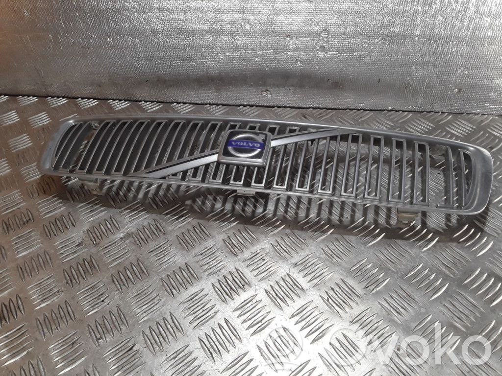 Volvo V70 Front bumper upper radiator grill 