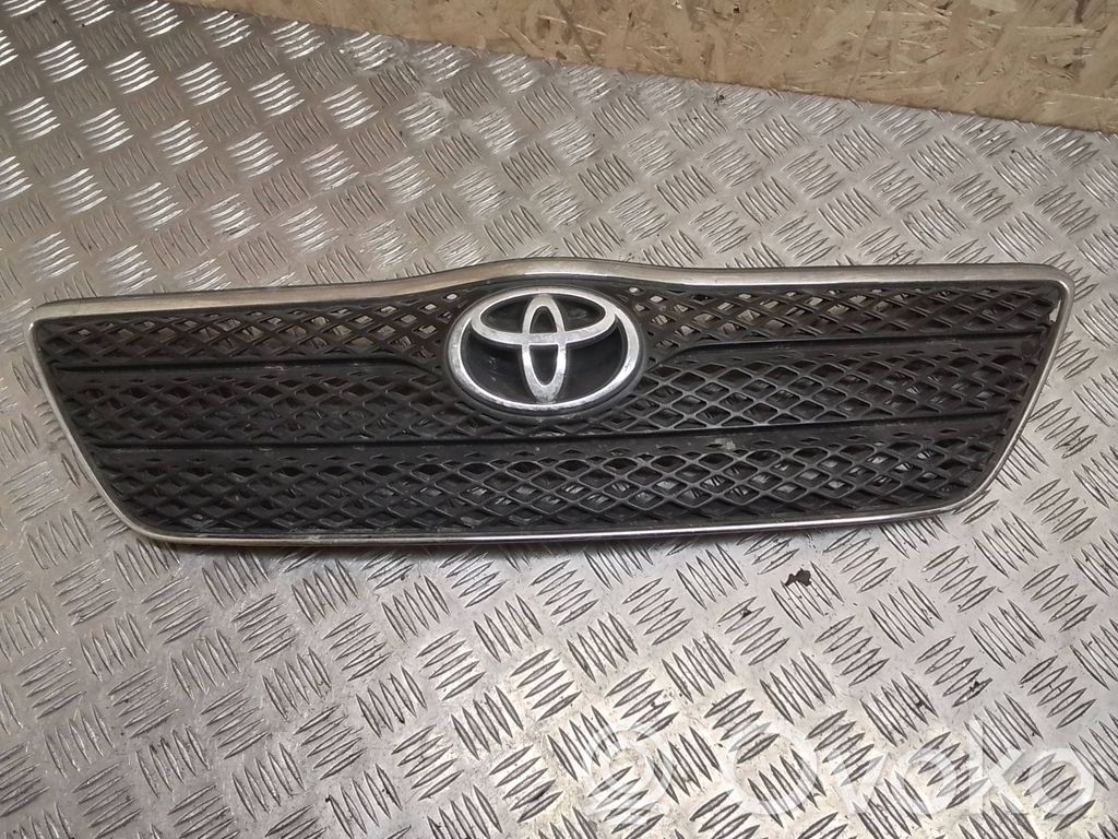 Toyota Corolla E120 E130 Grotelės viršutinės 