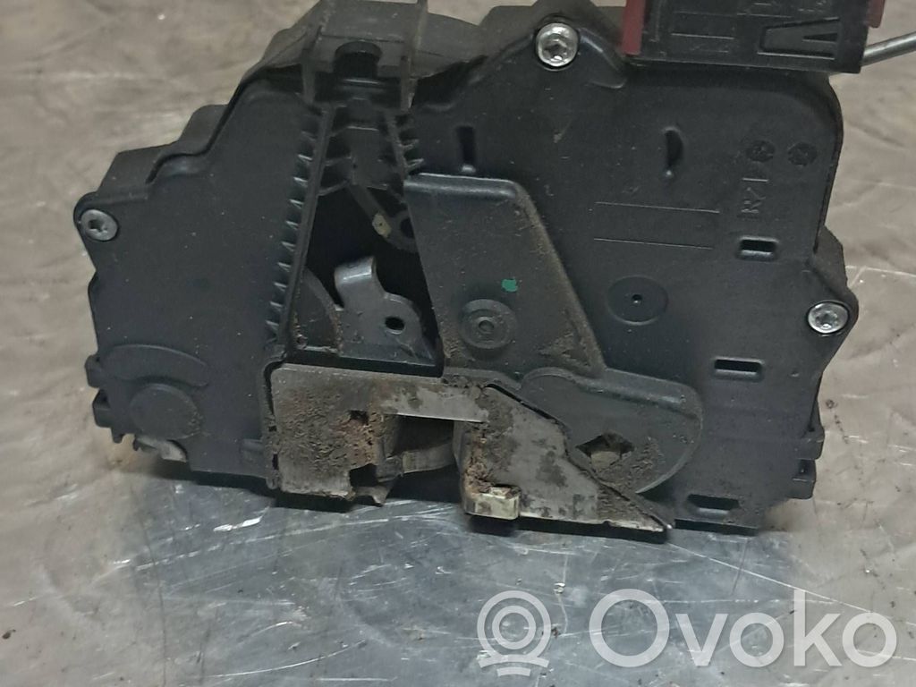 Opel Corsa D Priekšpusē slēdzene 