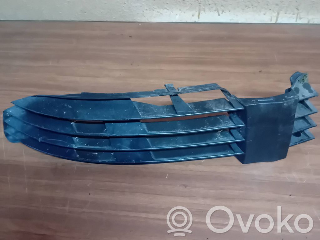 Volkswagen PASSAT B5.5 Kratka dolna zderzaka przedniego 