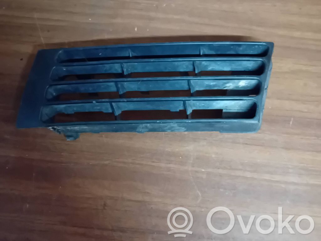 Audi A4 S4 B5 8D Rejilla inferior del parachoques delantero 