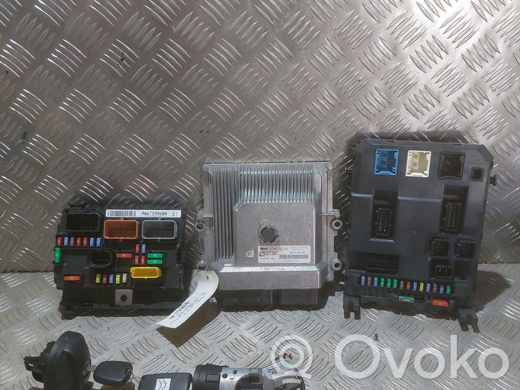 Komputer / Sterownik ECU i komplet kluczy   1612615580