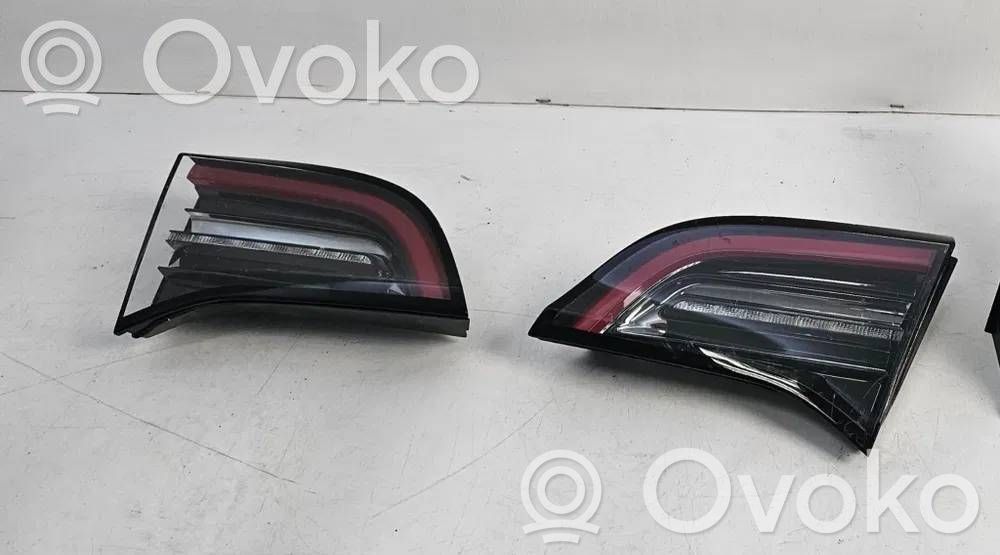 Tesla Model Y Luci posteriori del portellone del bagagliaio 
