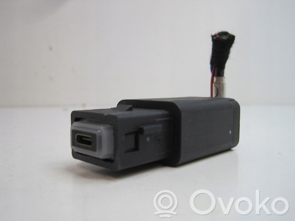 Peugeot Partner III Central console control unit 