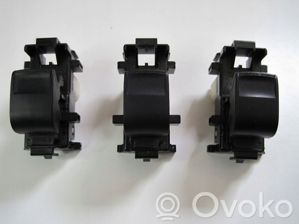 Toyota Hilux (N140, N150, N160, N170) Central console control unit 