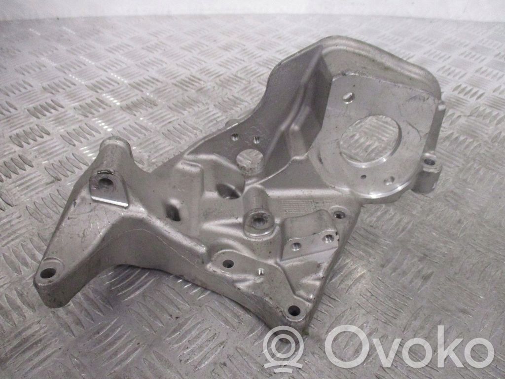 Volvo XC60 Engine mount bracket 