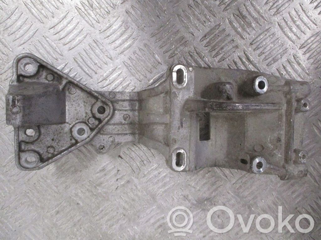 Volvo V70 Engine mount bracket 