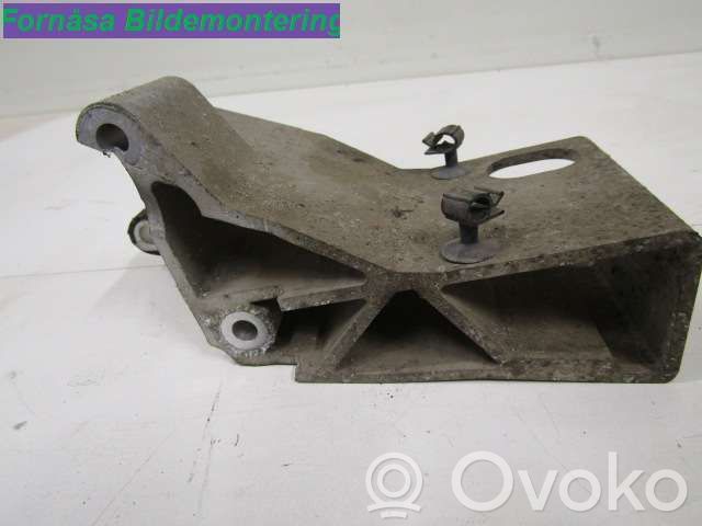 Volvo V70 Engine mounting bracket 
