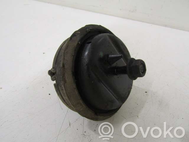 Volvo 850 Engine mount bracket 
