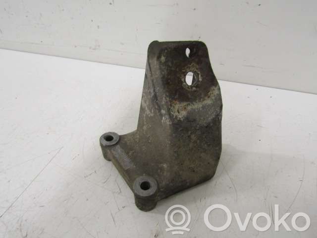 Volvo 740 Engine mounting bracket 