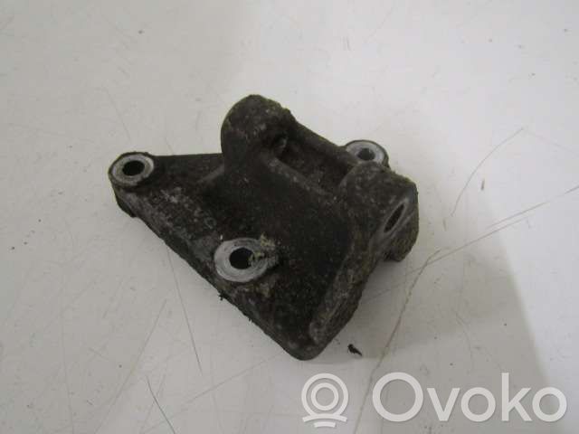 Volvo 740 Ohjaustehostimen pumpun kannake 