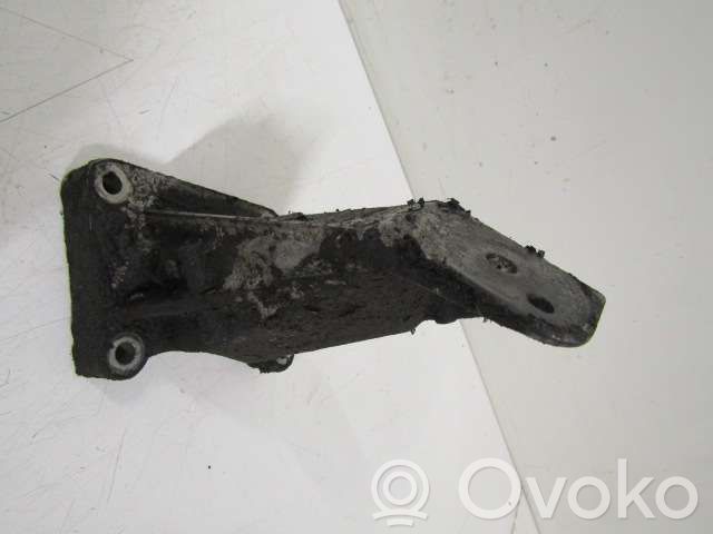Volvo 740 Engine mounting bracket 
