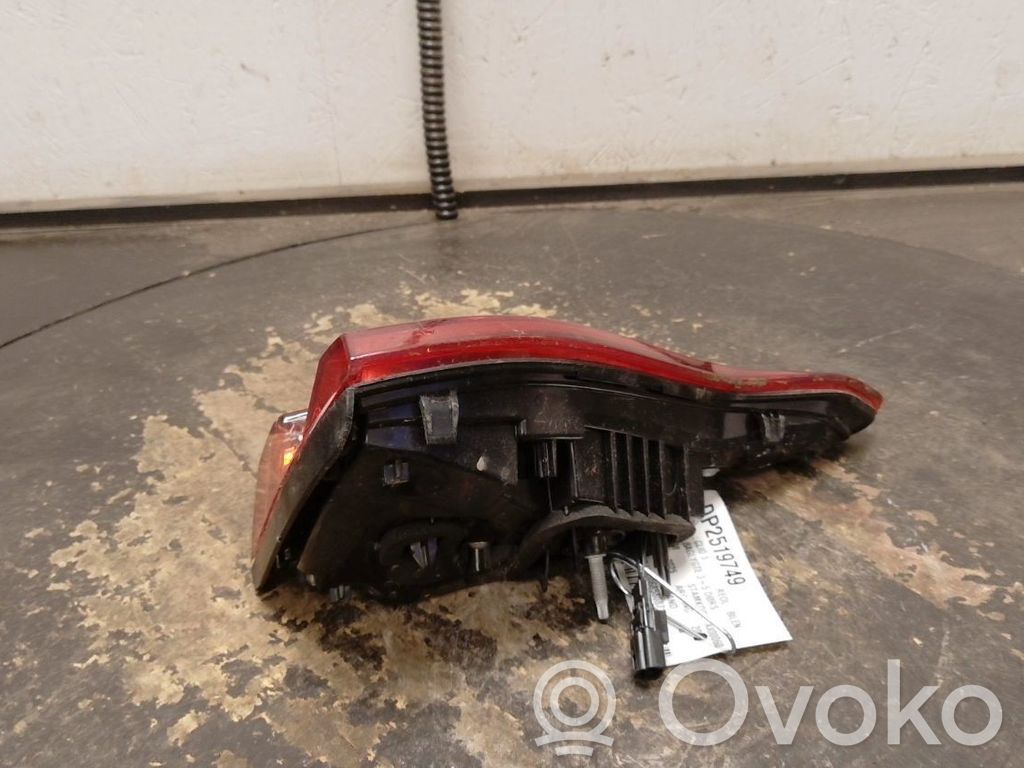 Rear/tail lights   265553226R