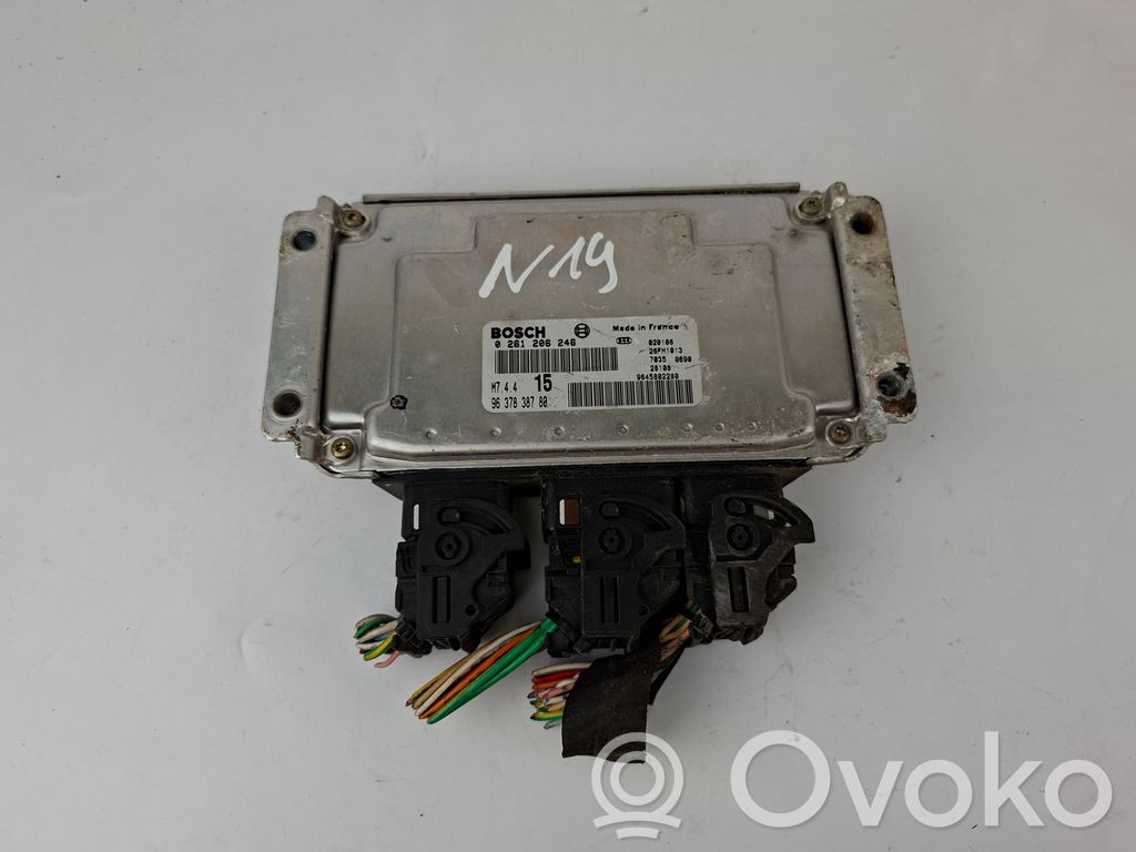 Volkswagen PASSAT B5.5 Engine control unit/module 
