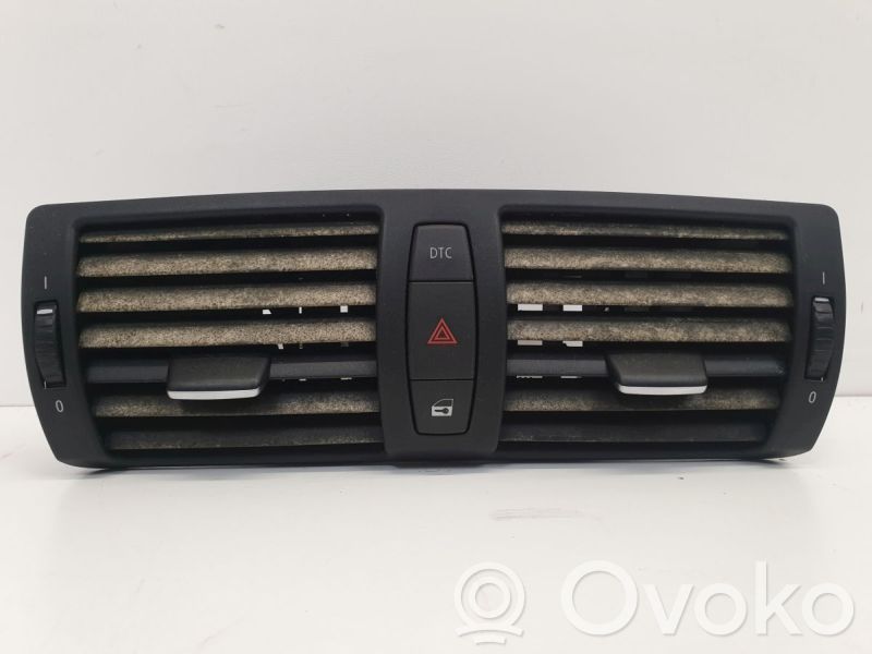 BMW 1 E81 E87 Lango oro grotelės 