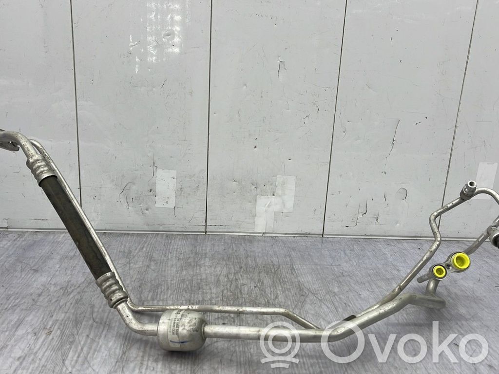Ilmastointilaitteen putki (A/C)   39084088