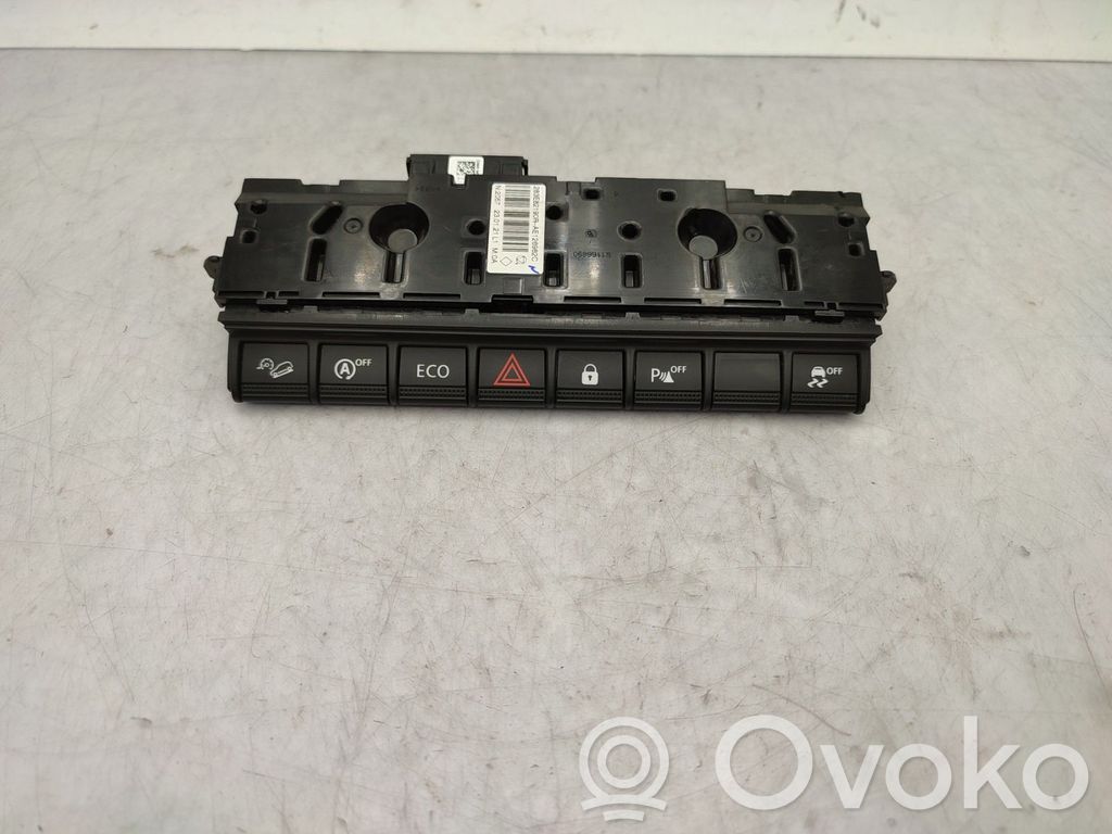 Dacia Duster II Botón interruptor de luz de peligro 