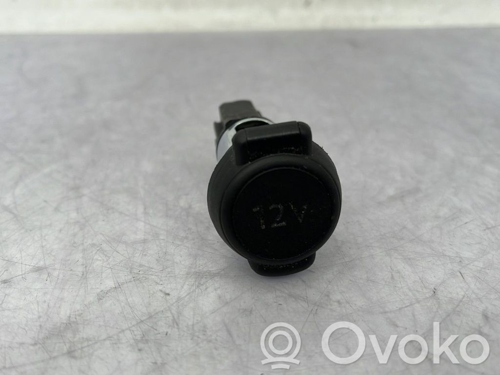 Mechero del coche   8227E3