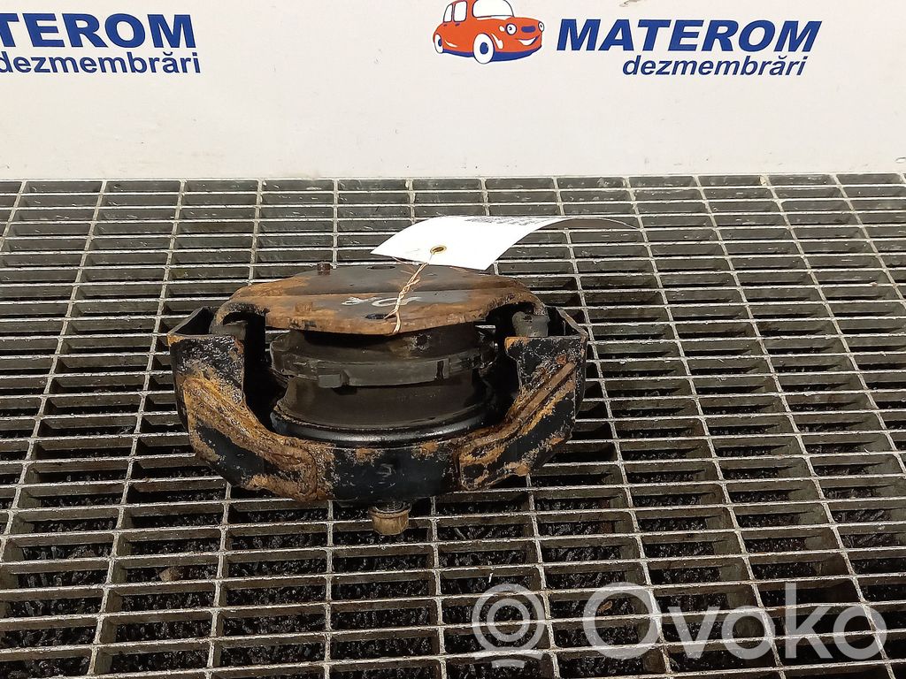 Mitsubishi Pajero Engine mount bracket 