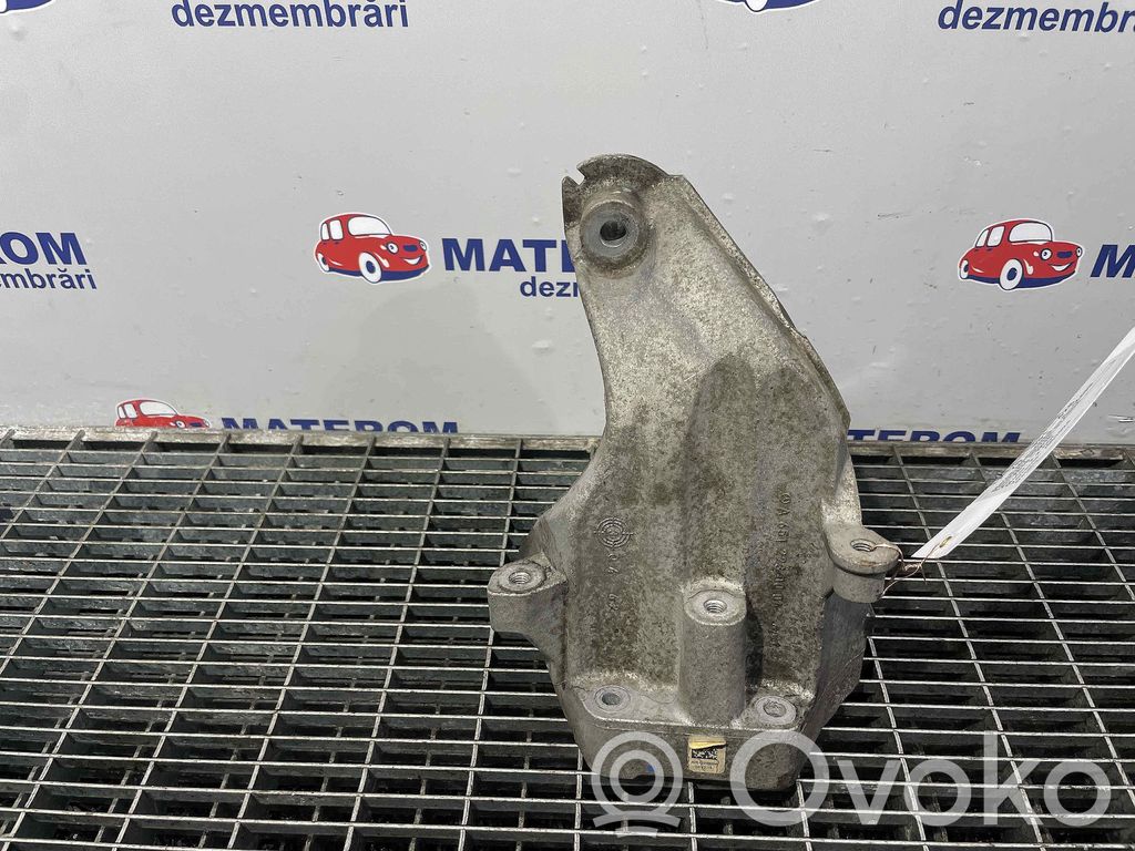 Mercedes-Benz E W212 Engine mount bracket 