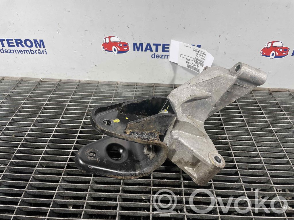 Suzuki Swift II Engine mount bracket 