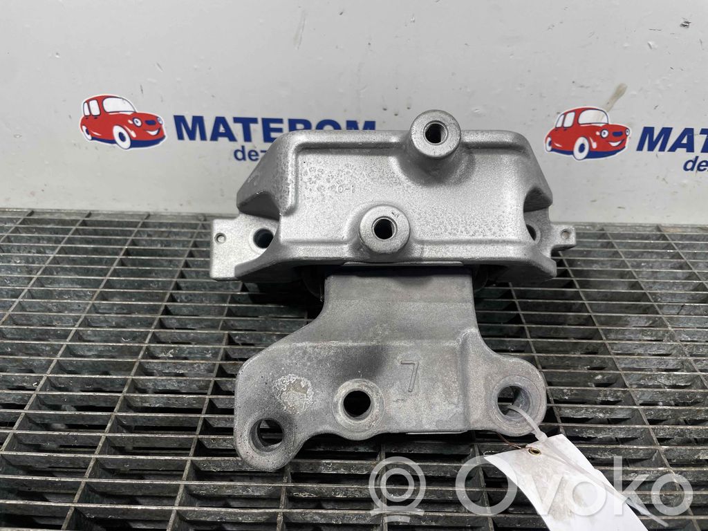 Mitsubishi Outlander Engine mount bracket 